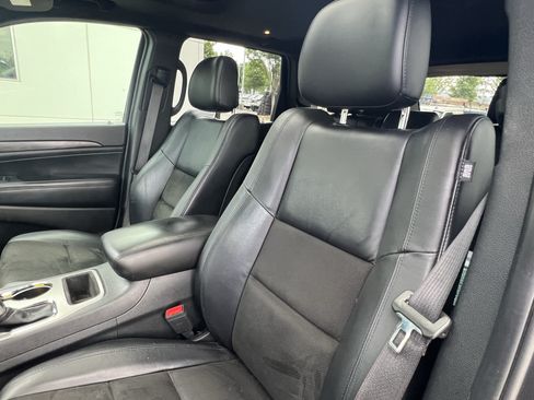 Used 2019 Jeep Grand Cherokee Altitude RWD image 16