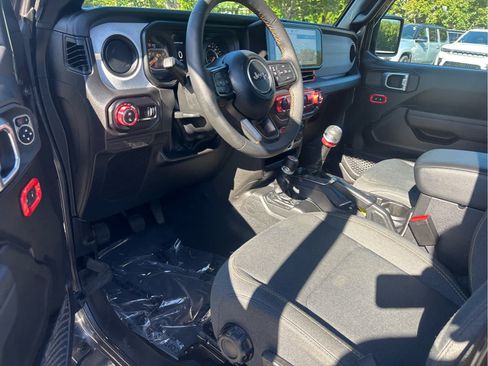 Used 2024 Jeep Gladiator Sport AWD/4WD image 12