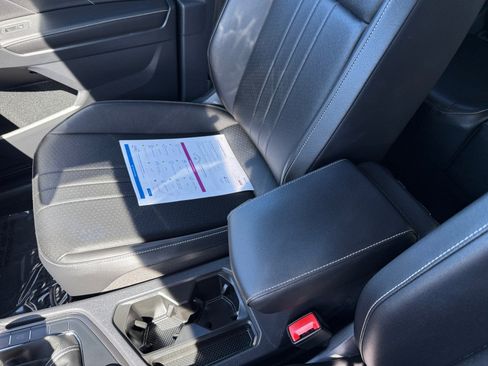 Used 2022 Volkswagen Tiguan SE image 14