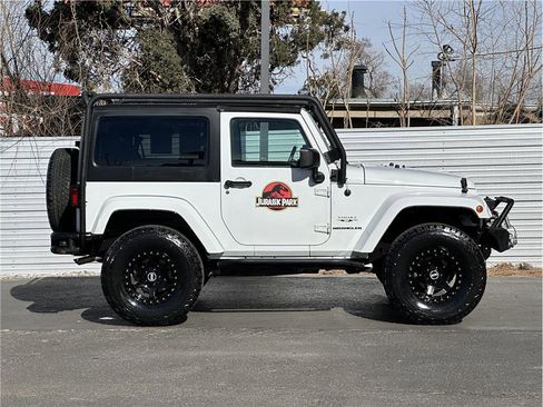 Used 2017 Jeep Wrangler Sahara w/ Connectivity Group image 9