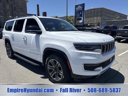 Used 2024 Jeep Wagoneer L Series II w/ Flexible Seating Group AWD/4WD image 2
