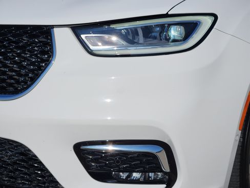 Used 2022 Chrysler Pacifica Limited image 9