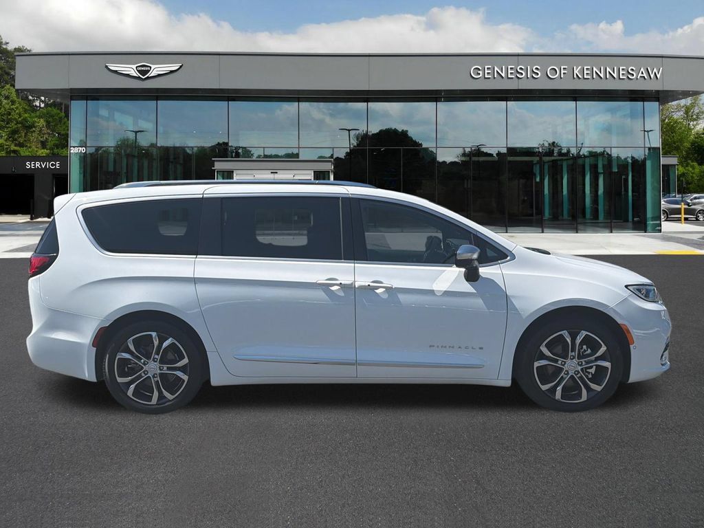 Used 2026 Chrysler Pacifica Pinnacle FWD image 9