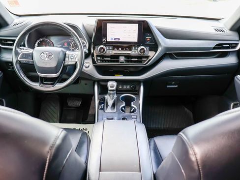 Used 2023 Toyota Highlander XSE FWD image 8
