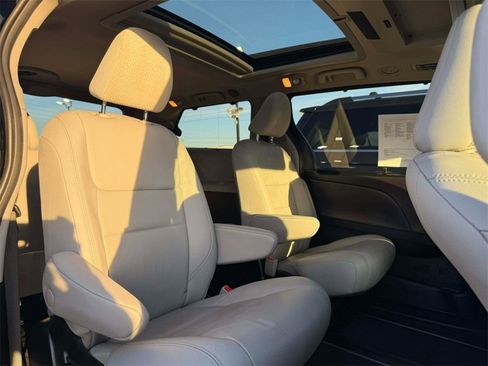 Used 2019 Toyota Sienna Limited Premium image 28