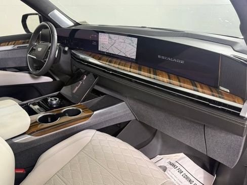 Used 2025 Cadillac Escalade Sport Platinum w/ LPO, Floor Liner Package AWD/4WD image 28