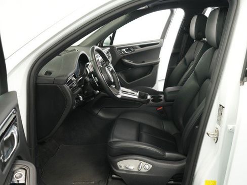 Used 2023 Porsche Macan AWD/4WD image 31
