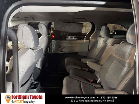 Used 2024 Toyota Sienna LE FWD image 13