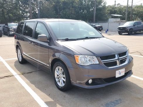Used 2020 Dodge Grand Caravan SE FWD image 3