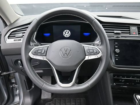 Used 2022 Volkswagen Tiguan SE w/ Panoramic Sunroof Package AWD/4WD image 16