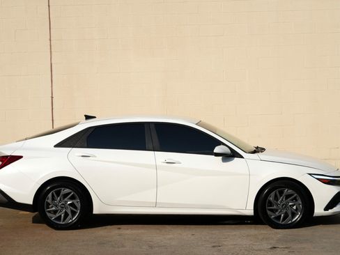 Used 2025 Hyundai Elantra Hybrid FWD image 45