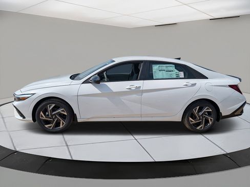 Certified 2025 Hyundai Elantra Sport FWD image 2