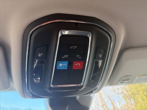 Used 2023 Jeep Grand Cherokee Limited w/ Black Appearance Package image 21