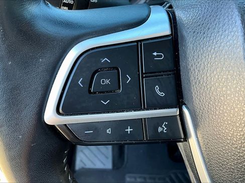 Used 2023 Toyota Highlander XLE image 22