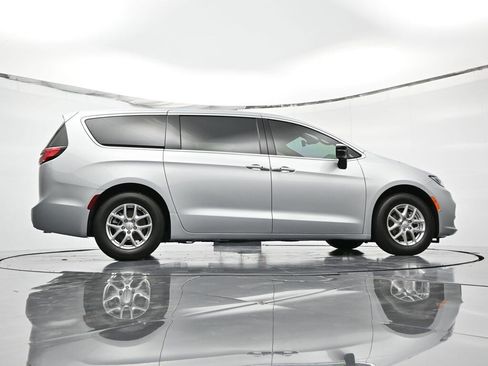 New 2026 Chrysler Pacifica Select image 37