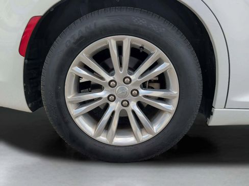 Used 2021 Chrysler 300 Touring w/ Driver Convenience Group image 39