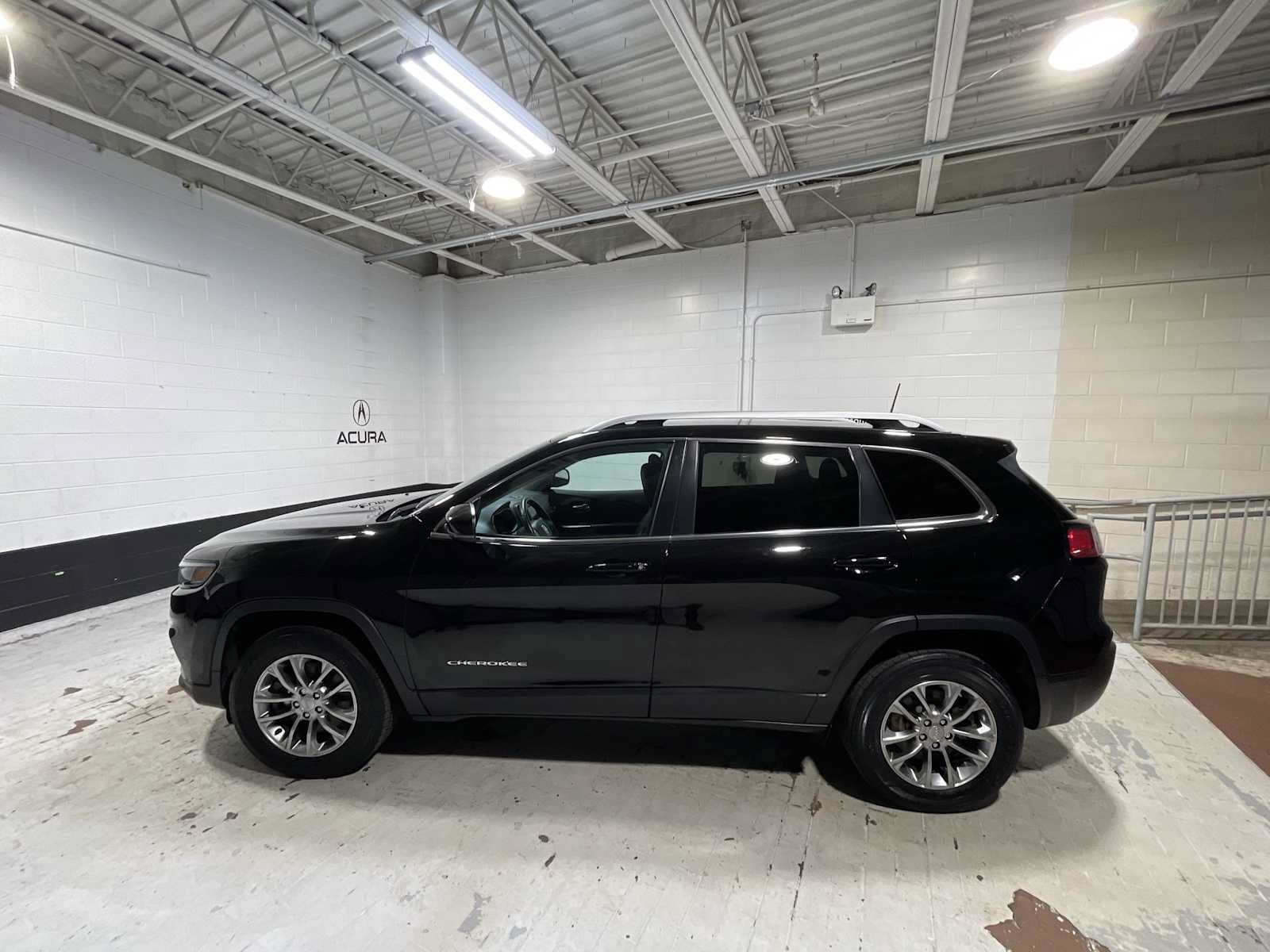 Used 2019 Jeep Cherokee Latitude Plus w/ Cold Weather Group AWD/4WD image 3