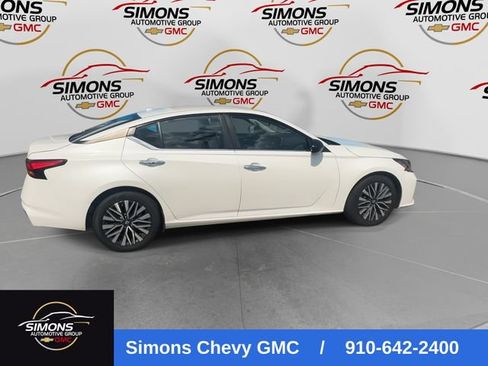 Used 2024 Nissan Altima 2.5 SV FWD image 2