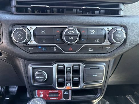Used 2024 Jeep Wrangler Unlimited AWD/4WD image 28