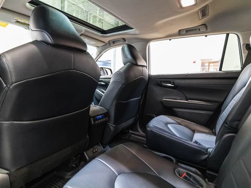 Used 2021 Toyota Highlander XLE AWD/4WD image 14