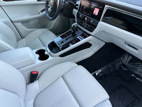 Certified 2025 Porsche Macan image 17