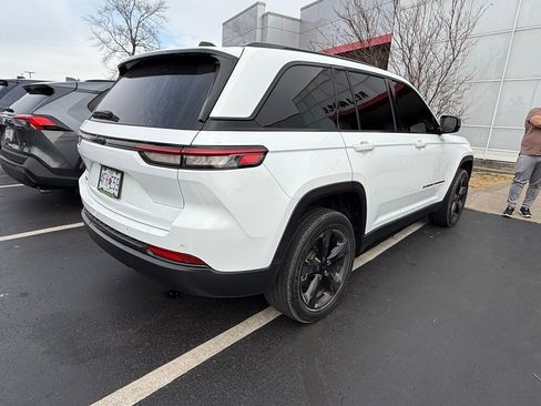 Used 2023 Jeep Grand Cherokee Altitude image 3