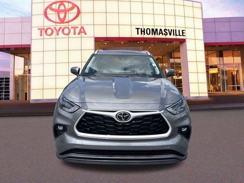 New 2025 Toyota Highlander XLE image 2