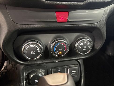 Used 2017 Jeep Renegade Sport w/ Power & Air Group image 18