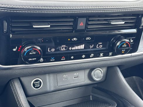 Used 2021 Nissan Rogue SL w/ Premium Package image 24