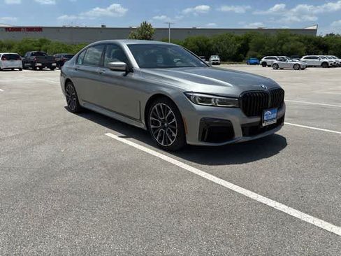 Used 2022 BMW 740i w/ M Sport Package RWD image 7