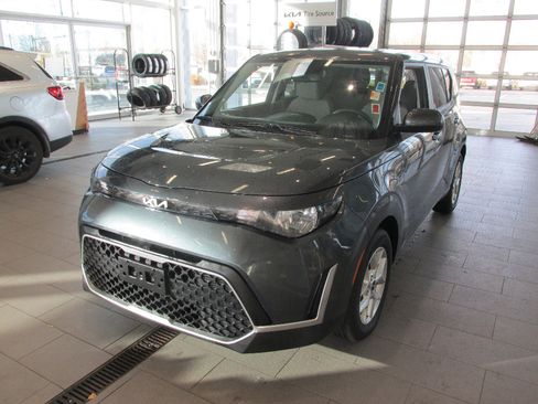 Used 2025 Kia Soul LX w/ LX Technology Package image 3