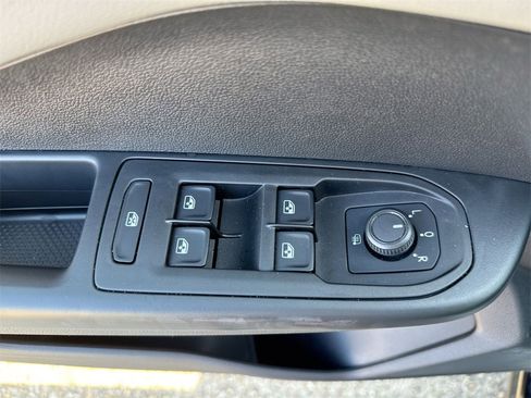 Used 2022 Volkswagen Taos SE image 15