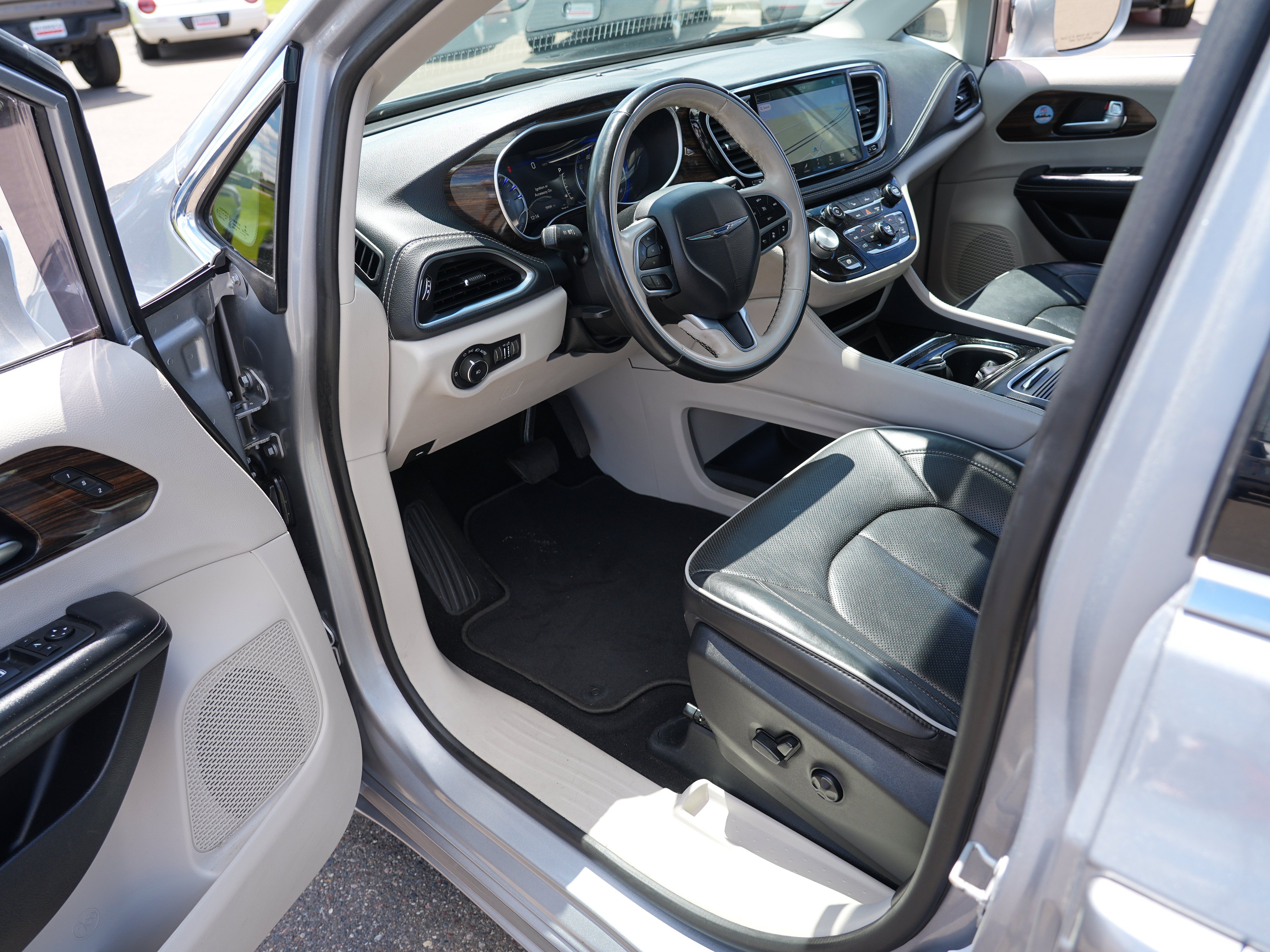 Used 2021 Chrysler Pacifica Limited AWD/4WD image 13