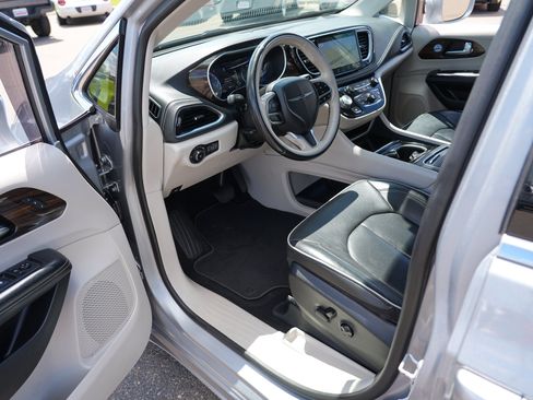 Used 2021 Chrysler Pacifica Limited AWD/4WD image 13