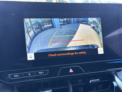 Used 2023 Toyota Venza XLE image 17