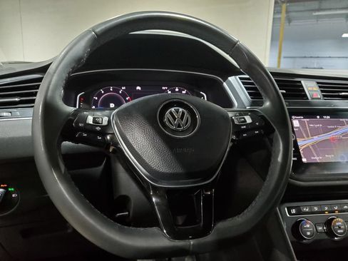 Used 2020 Volkswagen Tiguan SEL FWD image 24