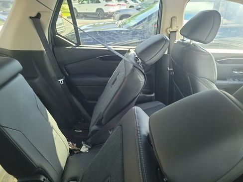 Used 2025 Honda Pilot EX-L image 3