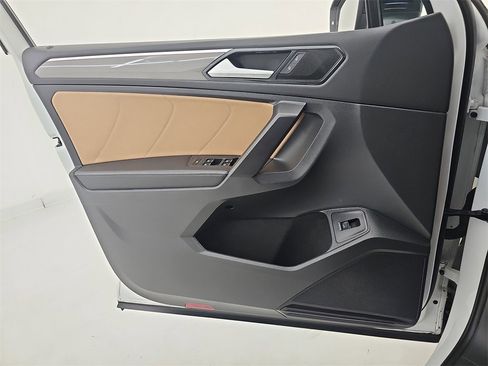 Used 2022 Volkswagen Tiguan SE R-Line image 35