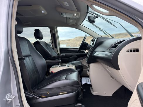 Used 2014 Chrysler Town & Country Touring image 21