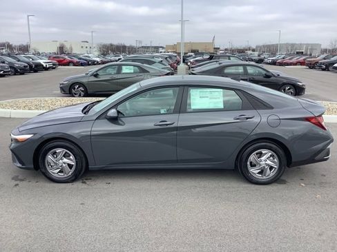 Used 2025 Hyundai Elantra SE image 8