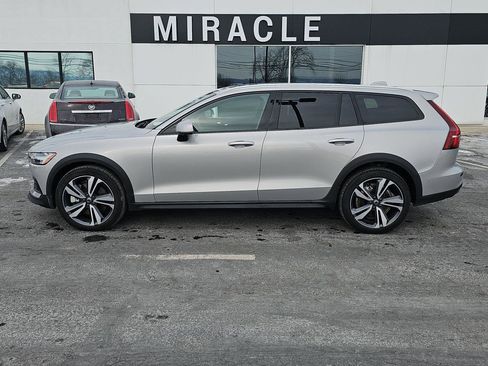 Used 2025 Volvo V60 B5 Cross Country Plus image 6