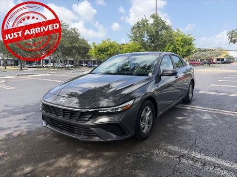 Used 2025 Hyundai Elantra SE FWD image 2
