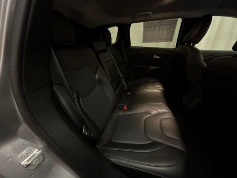 Used 2019 Jeep Cherokee Limited FWD image 24