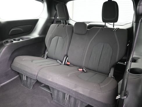 Used 2023 Chrysler Pacifica Touring FWD image 22