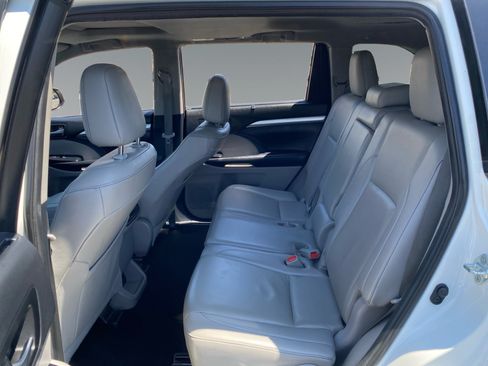 Used 2019 Toyota Highlander XLE FWD image 13