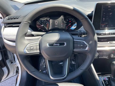 Used 2025 Jeep Compass Latitude AWD/4WD image 12
