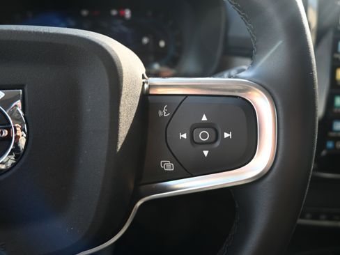 Used 2025 Volvo XC40 B5 Core image 20