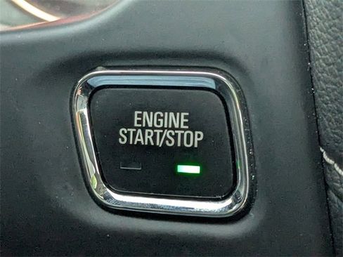 Used 2023 GMC Acadia SLT image 32