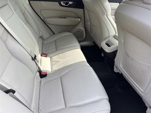 Used 2021 Volvo XC60 T5 Momentum w/ Premium Package image 22