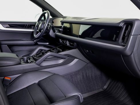 Used 2024 Porsche Cayenne image 7